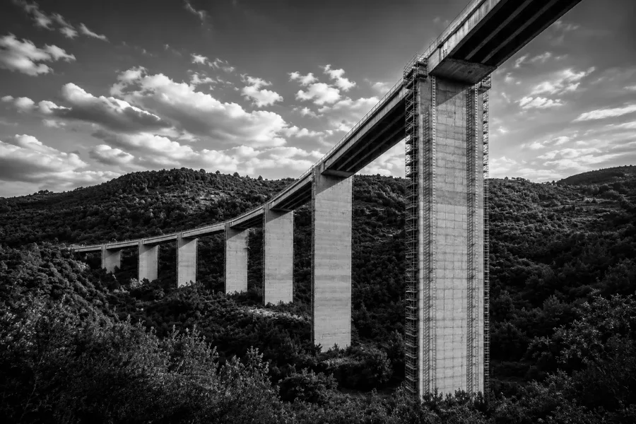 Ponteggi su pila di viadotto autostradale